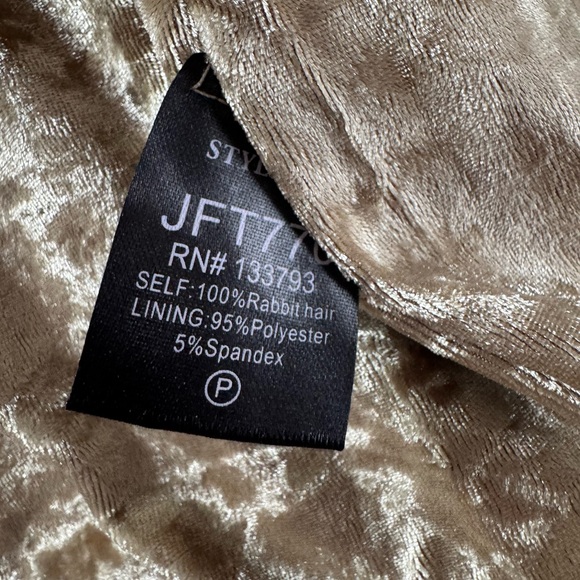 POL Faux Fur Rabbit Vest- Small - Picture 5 of 10